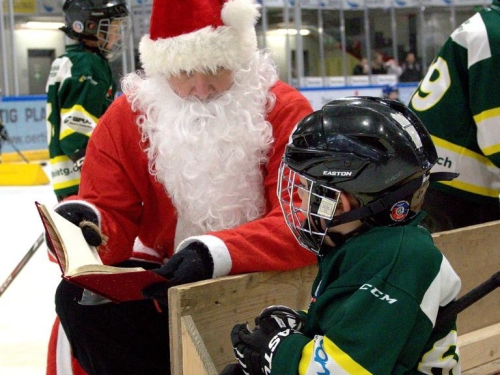 Samichlaus besucht die Hockeyschule