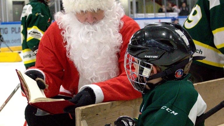 Samichlaus besucht die Hockeyschule